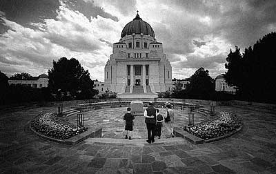 In front of the Karl Borrom&auml;o Church, visitors of the Zentralfriedhof find the tombs of the Austrian presidents.