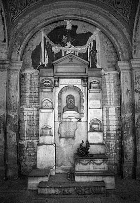 The rottening tomb of the industrialist that founded Die Presse, an Austrian daily paper.